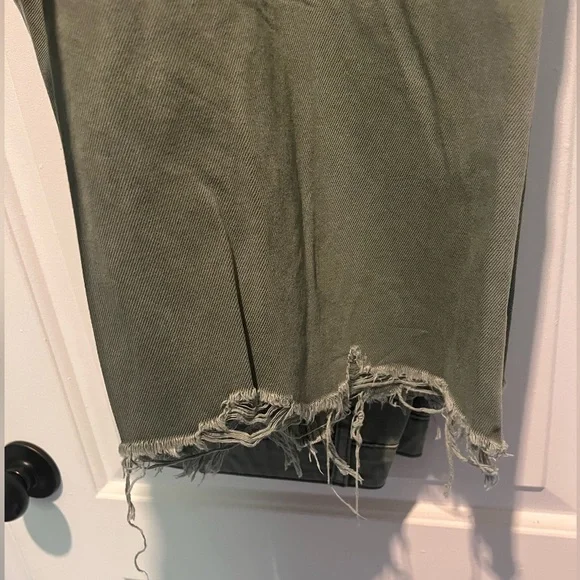 Stylish Green Distressed Women Jeans - Picture 4 of 7